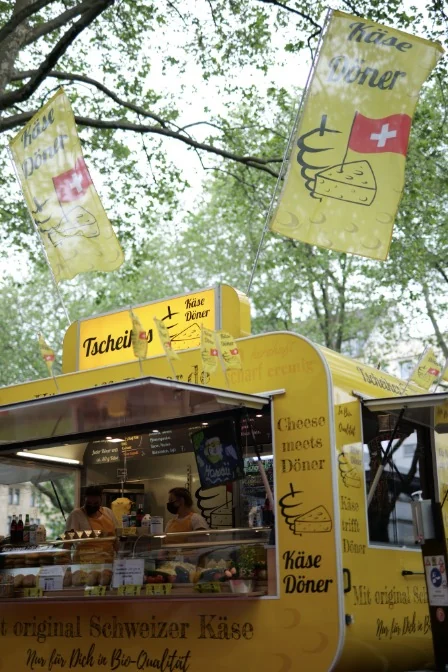 Imbisswagen mit Fahnen